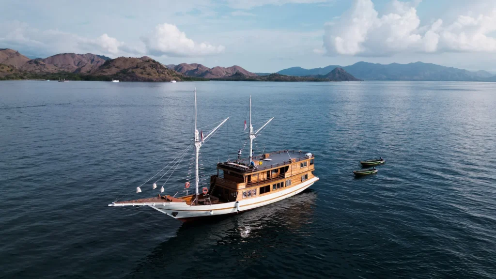 Sundari exterior stern view aboard Sundari Voyages phinisi