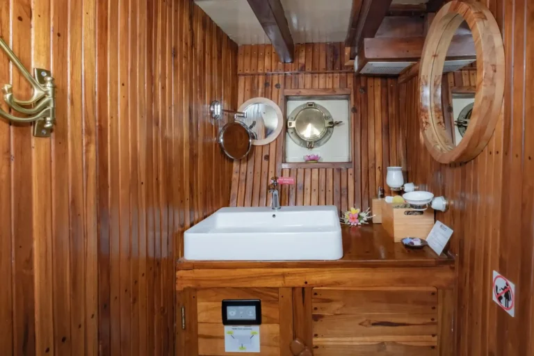 Private ensuite bathroom in the Nakula Cabin aboard Supraba