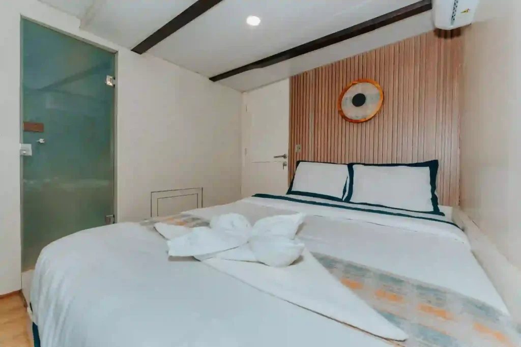 Deluxe sea view cabin on Tara with a double bed and ensuite bathroom