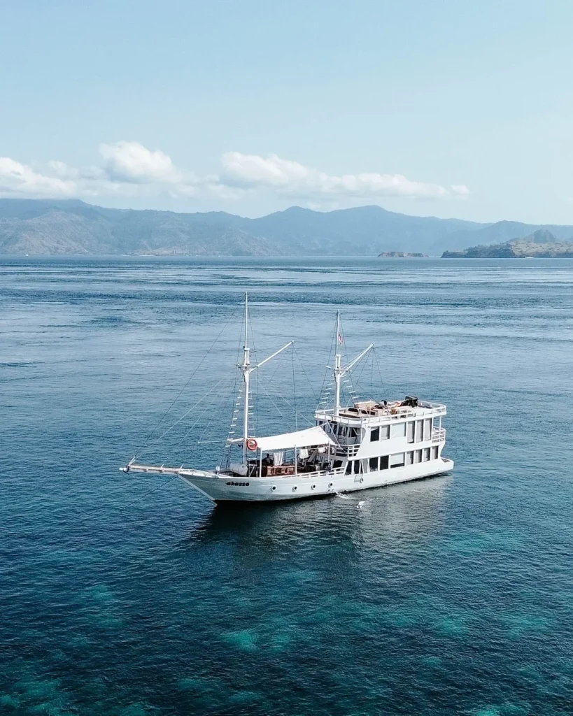 Akassa phinisi liveaboard viewed from above
