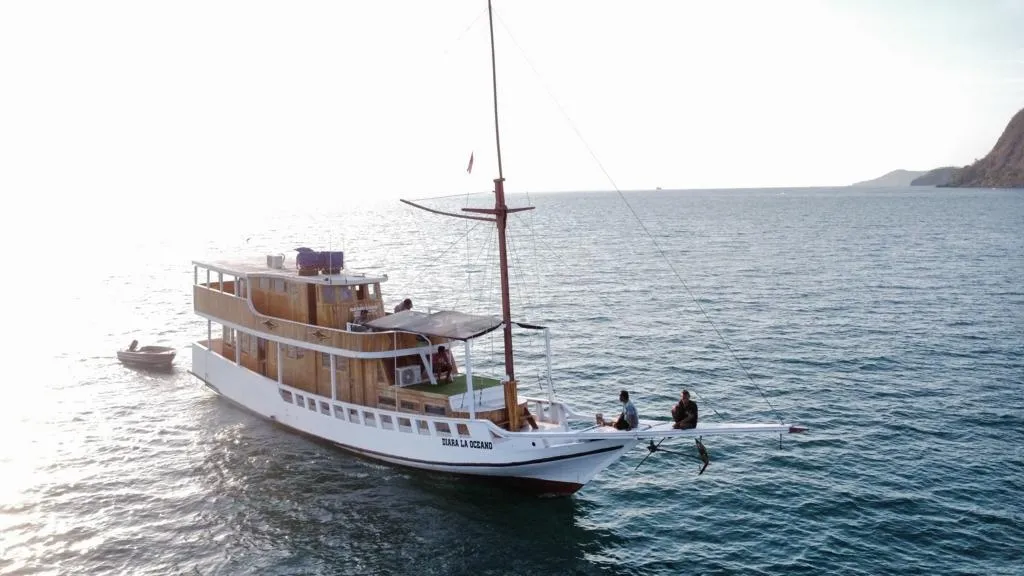 Front-quarter view of Diara La Oceano Phinisi at sea