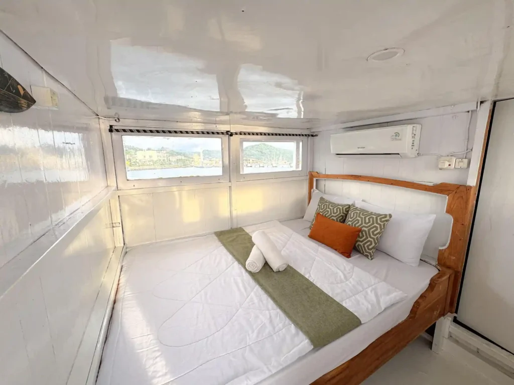 Deluxe Ocean View upper-deck cabin aboard Diara La Oceano
