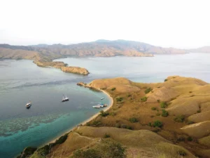 Coastal panorama from the ridge of Gili Lawa Darat
