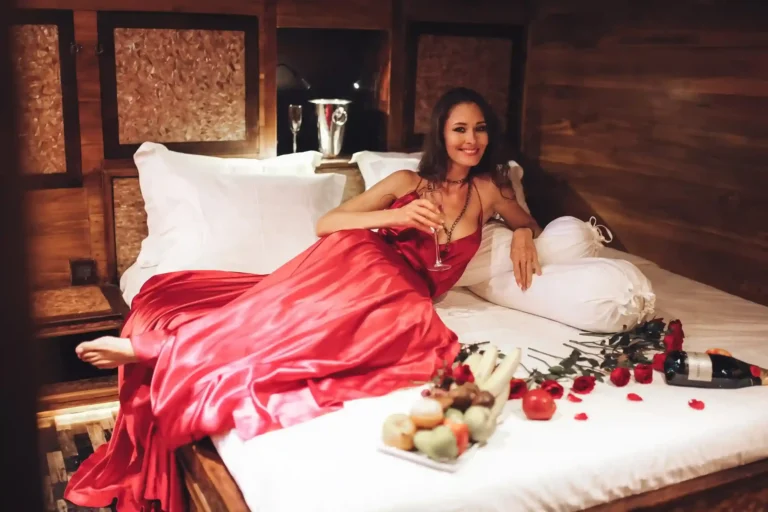 Dita Master Cabin with king bed aboard Manta Mae