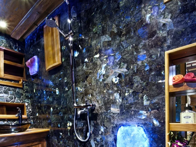 Guest bathroom aboard Manta Mae