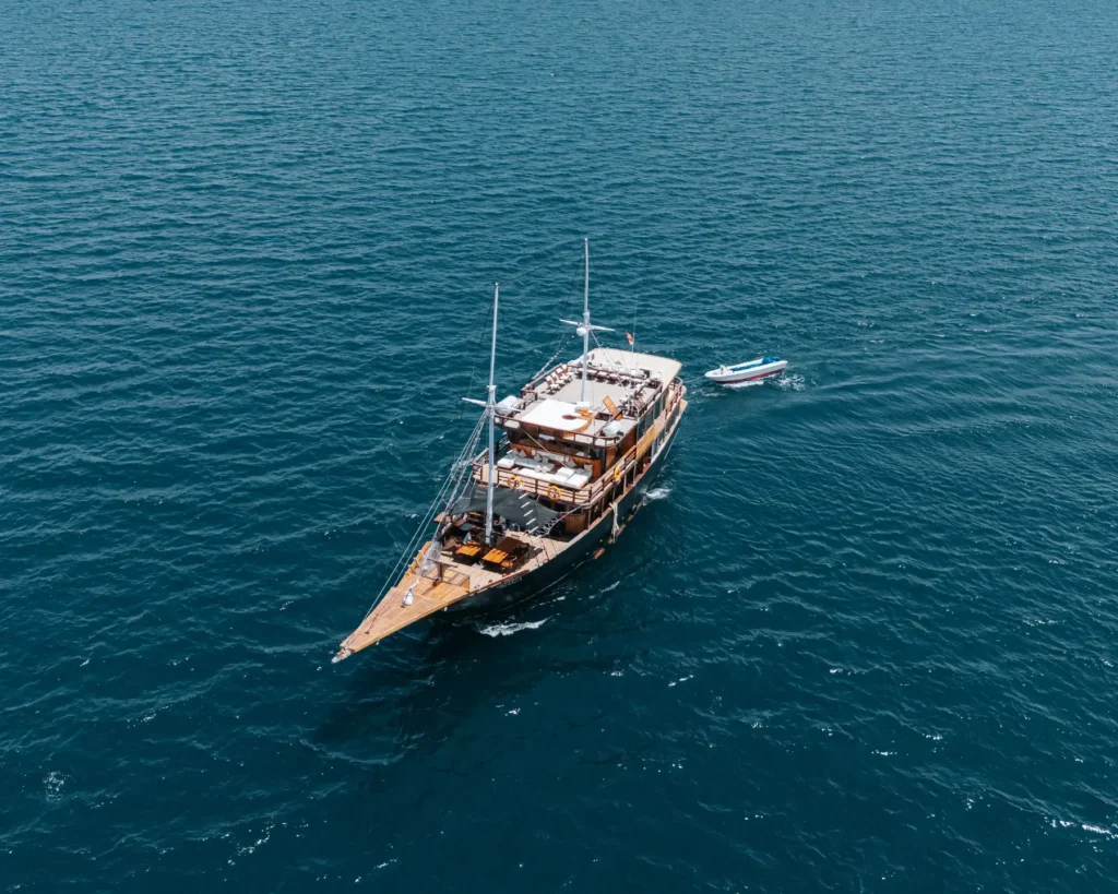 Marea phinisi exterior view from the official vessel page