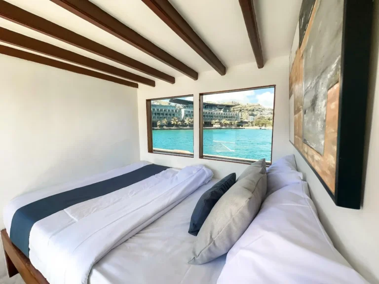 Alternative view of a Master Ocean View cabin aboard North Blue Phinisi