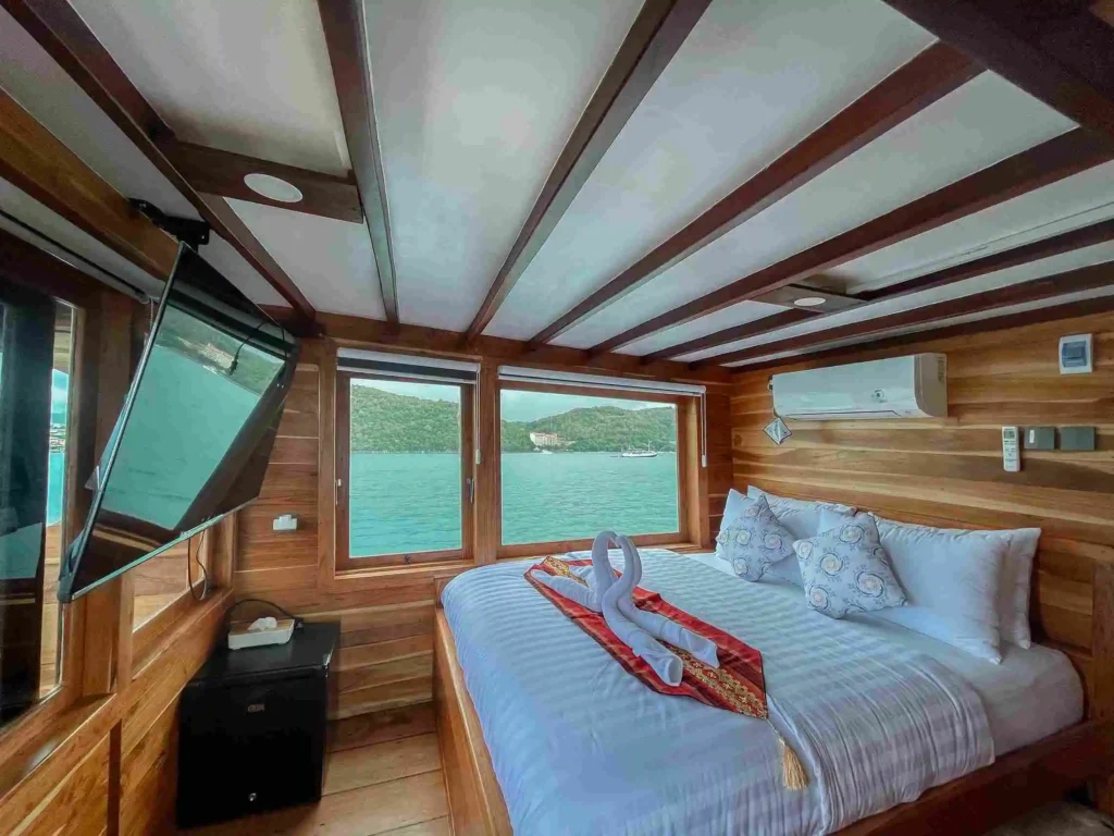 Cinderela Master Suite Ocean cabin aboard Soe Besar Vanrei