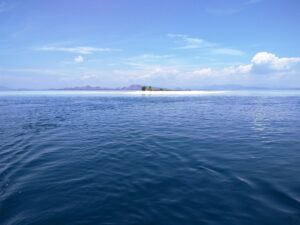 Low-tide sandbar islets and turquoise water at Taka Makassar